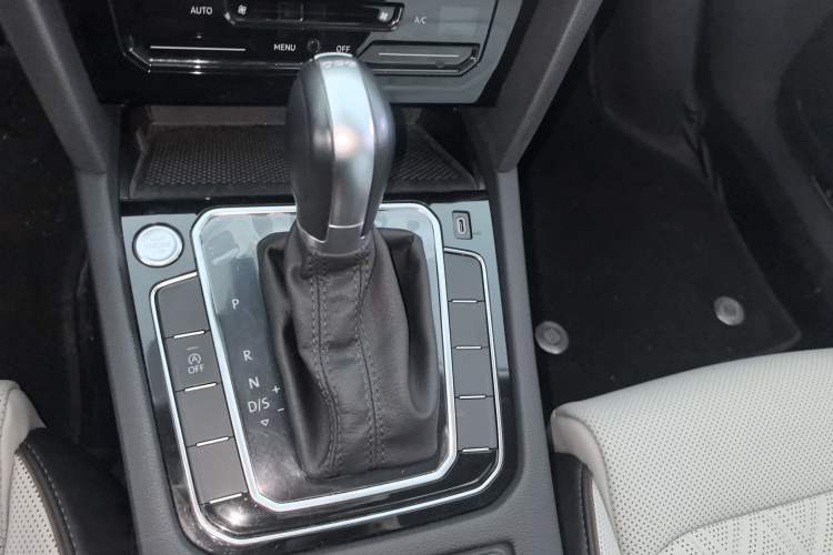 Used Volkswagen Magotan 2023 2 Million Units Commemorative Edition 330TSI DSG Luxury Version Gear Lever