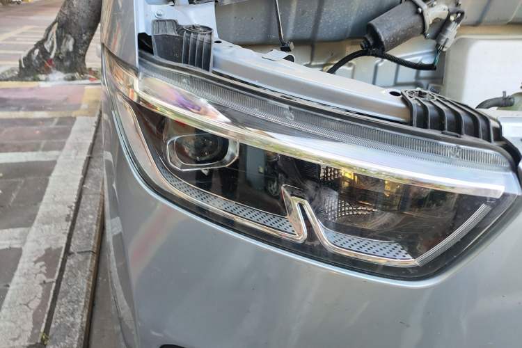 Used Wuling Yangguang 2025 Model 310KM Bus Edition—Customized by CATL
