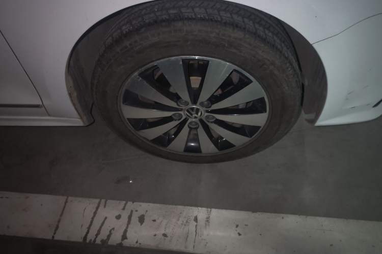 Used Volkswagen Sagitar 2018 1.6L Automatic Comfort Model Right Front Wheel Hub