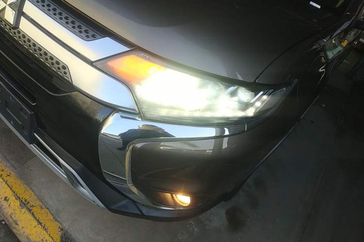 Used Mitsubishi Outlander 2019 2.4L 4x4 Zhi Xiang Edition 7 Seats China V Emission Standard