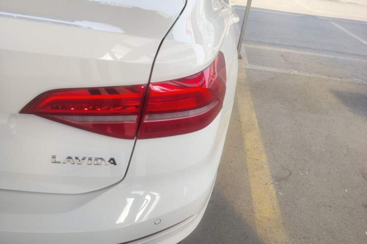 Used Volkswagen Lavida 2019 1.5L Automatic Fashion Edition China VI Exterior 3