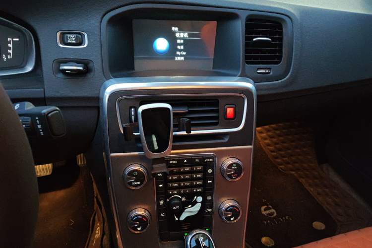 Used Volvo S60 2015 S60L 2.0T Zhiyuan Edition
