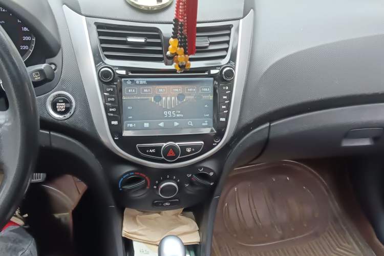Used Hyundai Verna Ray 2014 1.6L Automatic TOP Audio And AC Panel