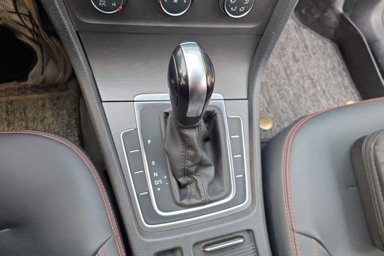 Used Volkswagen Golf 2015 1.4TSI Automatic Comfort Model Gear Lever