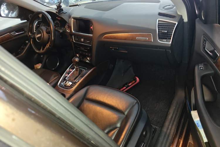 Used Audi Q5 2013 40 TFSI Comfort Edition Center Console
