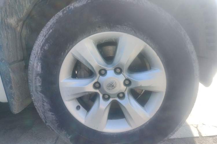 Used Toyota Prado 2010 2.7L Automatic Deluxe Edition Right Front Wheel Hub