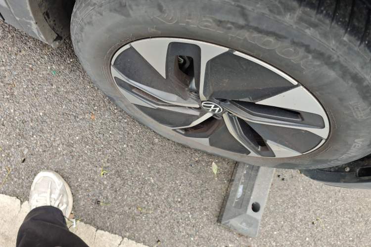 Used Volkswagen ID.4 CROZZ 2022 Standard Range PURE Edition Right Front Wheel Hub