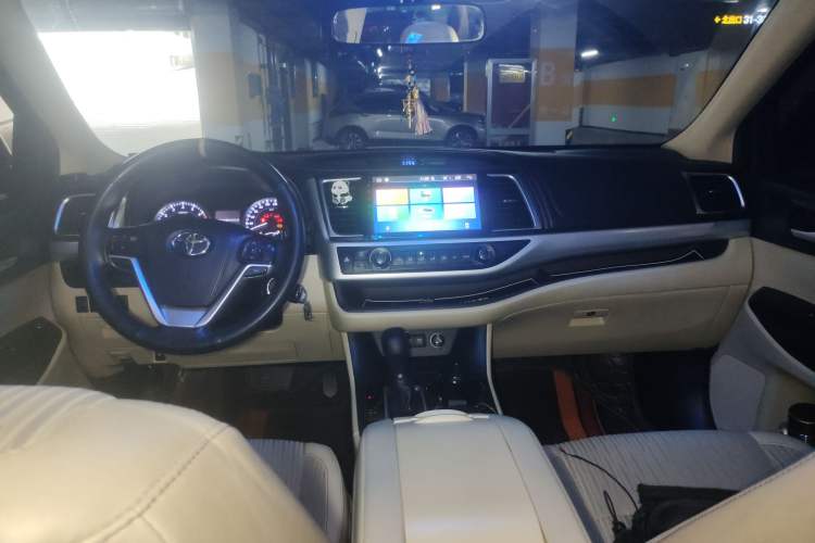 Used Toyota Highlander 2018 2.0T Two-Wheel Drive Elite Version 5 Seats China VI Standard Center Console
