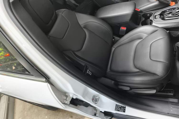 Used Jeep Cherokee 2020 2.0L Two-Wheel Drive Safety Upgrade Edition
