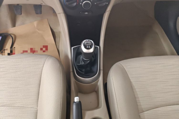 Used Hyundai Verna (older generation) 2014 1.4L Manual Smart GLS Trim Gear Lever