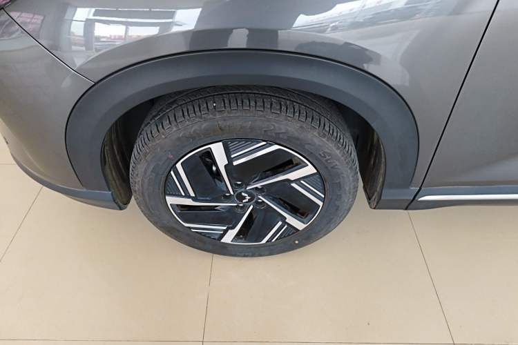 Used Wuling Xingguang S 2024 130 km Flagship Version Left Front Wheel Hub