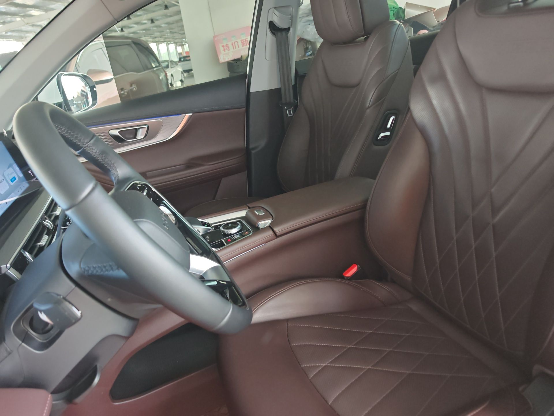 المقاعد الأمامية داخل السيارة