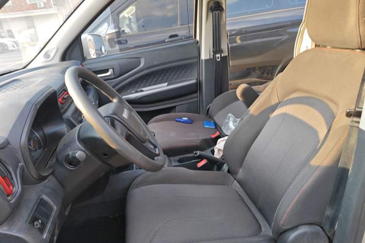 Used Dongfeng Fengon 380 2022 1.5L Comfort-Class Passenger Vehicle (Steel Spring) with 7 Seats
