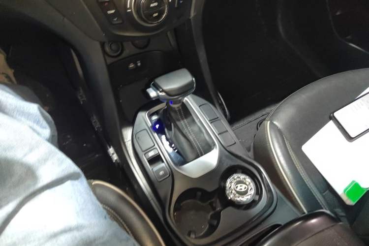 Used Hyundai Santa Fe 2017 2.0T Automatic All-Wheel Drive Smart 7-Seater Gear Lever