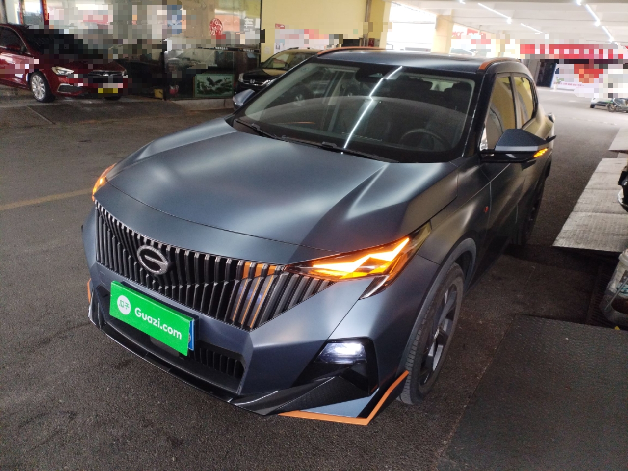 تحت مقدمة السيارة