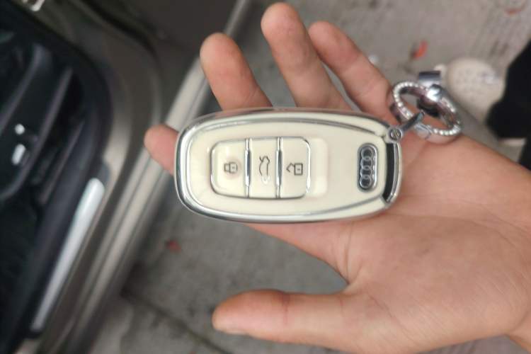 Used Audi A4L 2013 50 TFSI quattro flagship model
