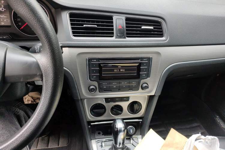 Used Volkswagen Lavida 2013 1.6L Automatic Comfort Edition Audio And AC Panel