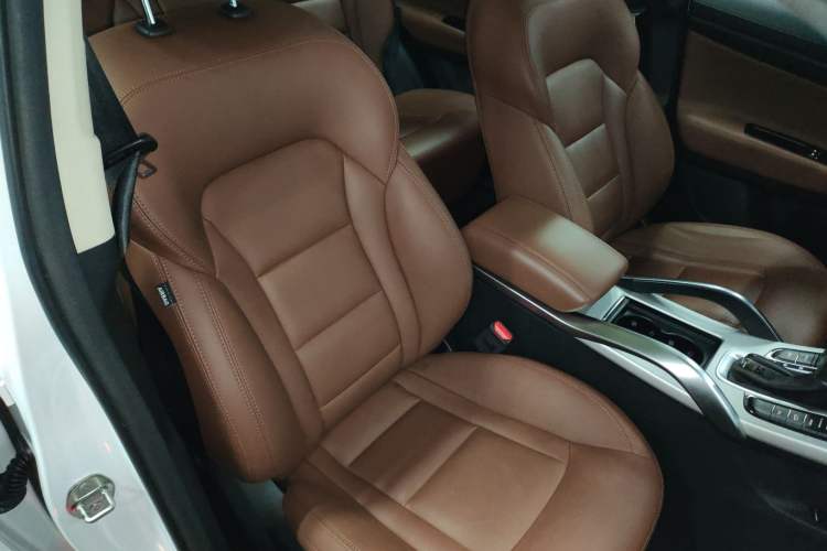 Used Geely Auto Emgrand X7 Sport 2018 1.8TD Automatic Two-Wheel Drive ZhiZun Model with 4G Connectivity
