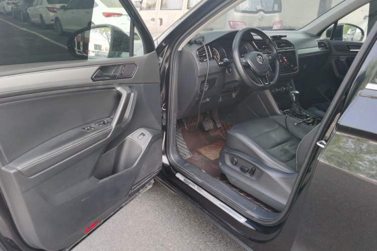 Used Volkswagen Tiguan L 2019 380TSI Automatic All-Wheel Drive Luxury Edition with 7 Seats China VI Standard Driver Seat
