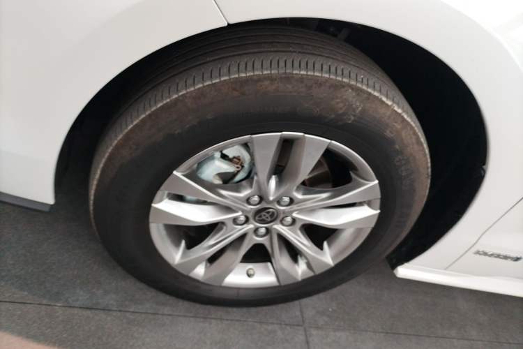 Used Toyota SIENNA 2023 2.5L Hybrid Comfort Edition Left Front Wheel Hub