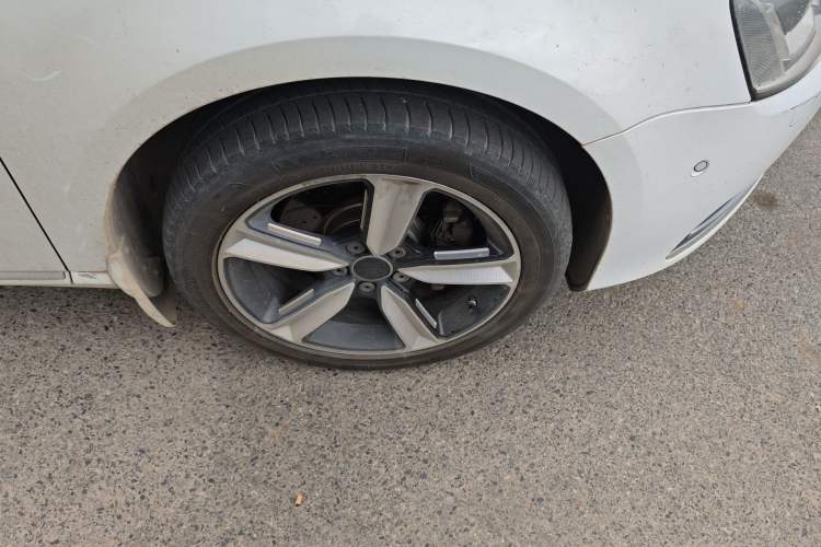 Used Volkswagen Magotan 2013 2.0 TSI Ultimate Model Right Front Wheel Hub