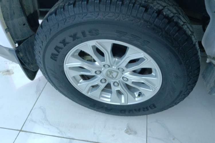 Used JMC Yusheng S350 2013 2.4T Automatic 2WD Diesel Luxury Edition 5 Seats
