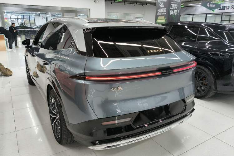 Used Zeekr 7X 2025 100 kWh Long-Range Rear-Wheel Drive with Intelligent Driving Features