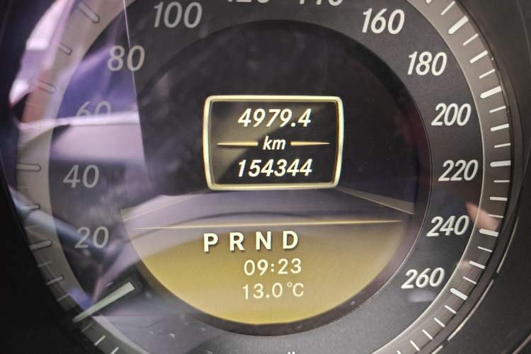 Used Mercedes-Benz C-Class 2011 C 180K Classic model Odometer Close Up