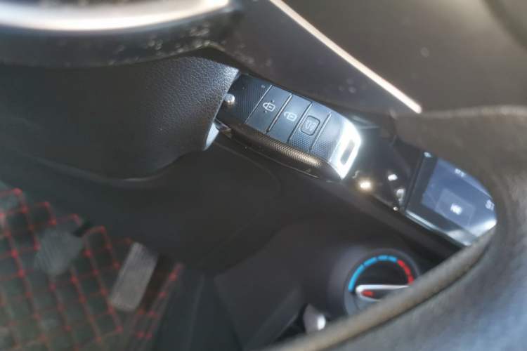 Used Kia KX Cross 2017 1.4L MT GLS
