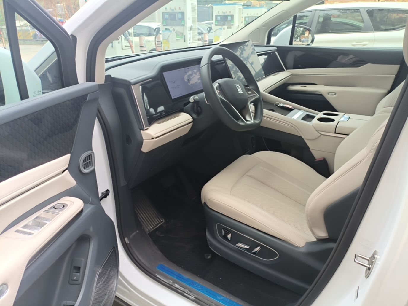 BYD Xia 2026 DM-i 1.5T 218KM Excellence Edition — снимка 18