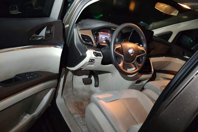 Used Buick GL8 2023 Land Executive Class Comfort Model
