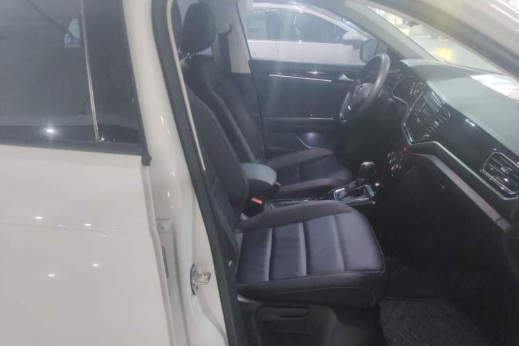 Used Volkswagen T-ROC 2021 280TSI DSG Two-Wheel Drive Comfort Connect Edition