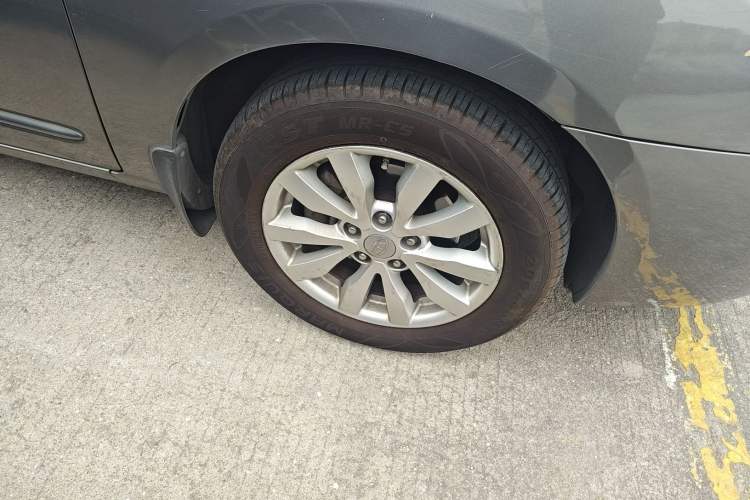 Used Kia Carens 2011 2.0L 7-Seater Automatic Standard Edition Right Front Wheel Hub
