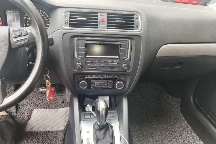 Used Volkswagen Sagitar 2014 1.4TSI Automatic Luxury Model Audio And AC Panel