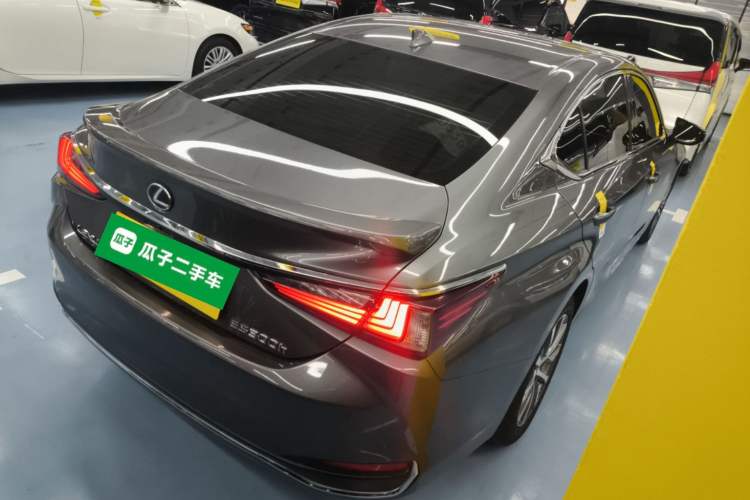 Used Lexus ES 2018 300h Premier Edition China VI Standard