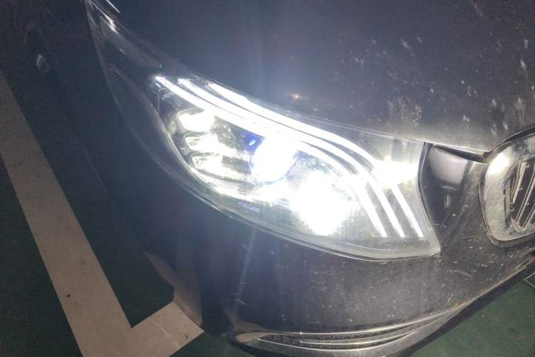 Used Mercedes-Benz Vito 2013 3.0L Elite Edition Right Front Headlight