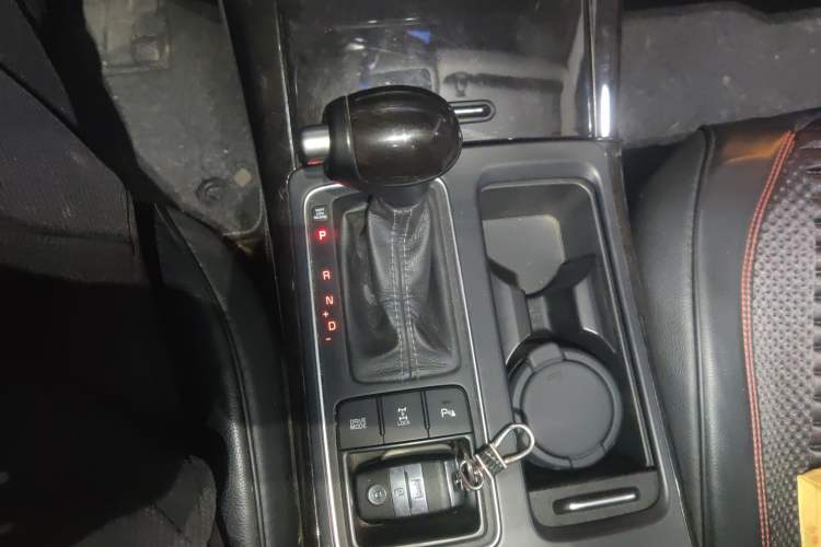 Used Kia Sorento 2015 Sorento L 2.4L Gasoline 4WD Elite Edition 7 Seats China V Emission Standard