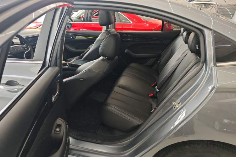 Used Roewe i5 2021 Revised Version 1.5L CVT Diamond Edition Left Rear Seat