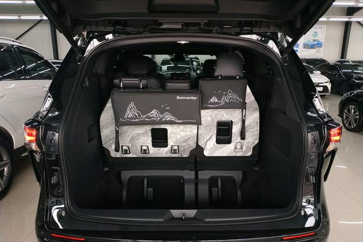 Used Toyota Granvia 2026 Model 2.5L Hybrid Prestige PLUS Edition Trunk