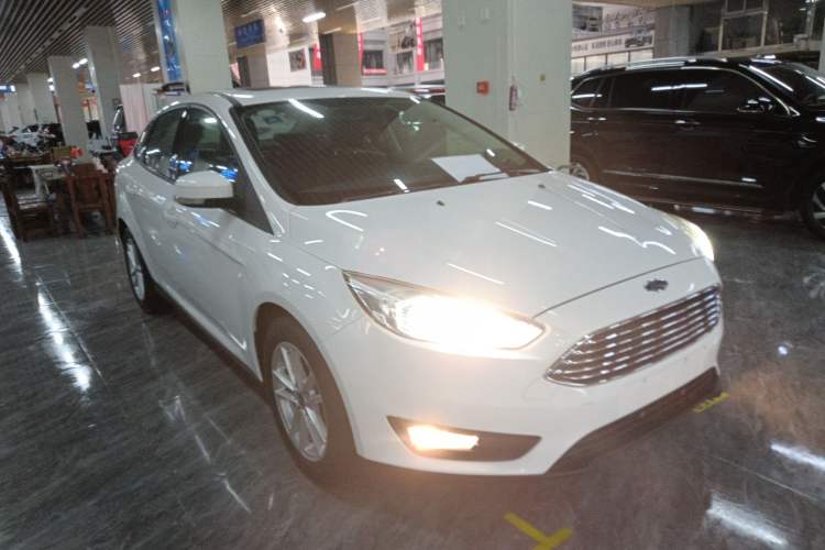 Used Ford Focus 2018 Sedan Classic 1.6L Automatic Trendy SmartDrive Edition Front Right 45 Deg