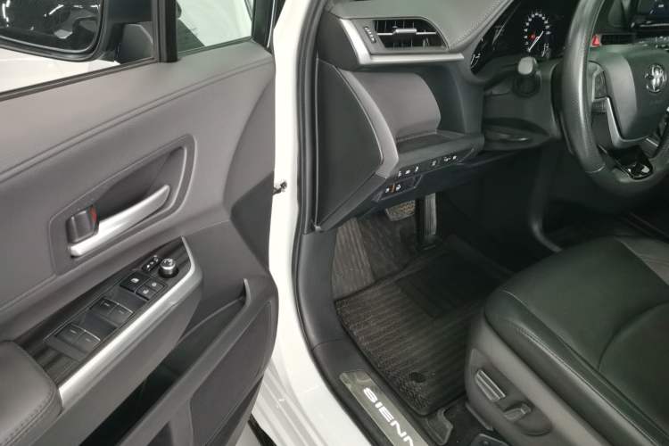 Used Toyota SIENNA 2023 2.5L Hybrid Comfort Edition
