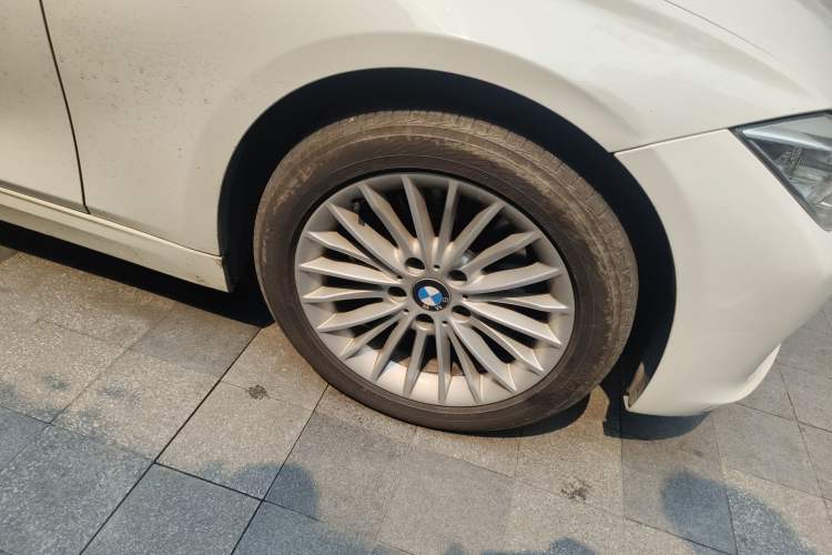 Used BMW 3 Series 2013 320Li Fashion Model Right Front Wheel Hub