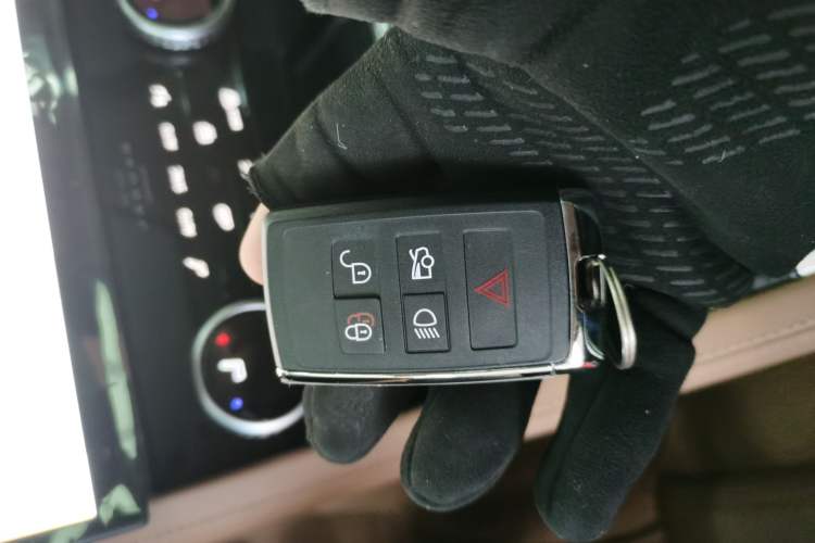 Used Jaguar XFL 2025 Model—2.0T P250, Two-Wheel Drive, Premium Luxury Edition
