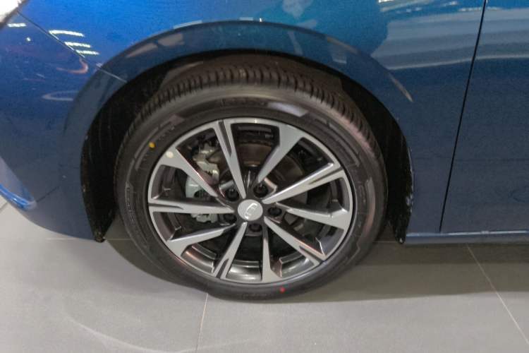 Used Geely Auto Emgrand 2026 Model 4th Generation 4 Millionth Anniversary Edition 1.5L CVT Feiyue Edition Exterior 4