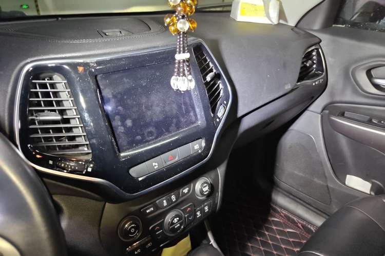 Used Jeep Cherokee 2019 2.0T Four-Wheel Drive Explorer Edition China VI Emission Standard Audio And AC Panel