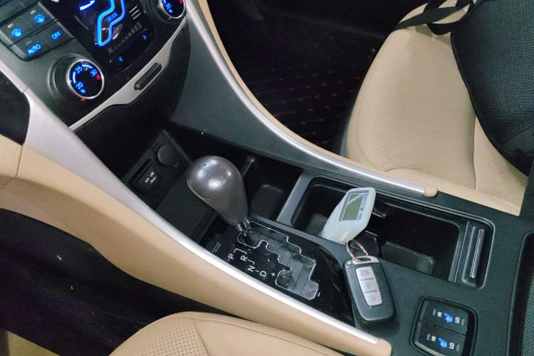 Used Hyundai Sonata 2013 2.0L Automatic Luxury Edition Gear Lever