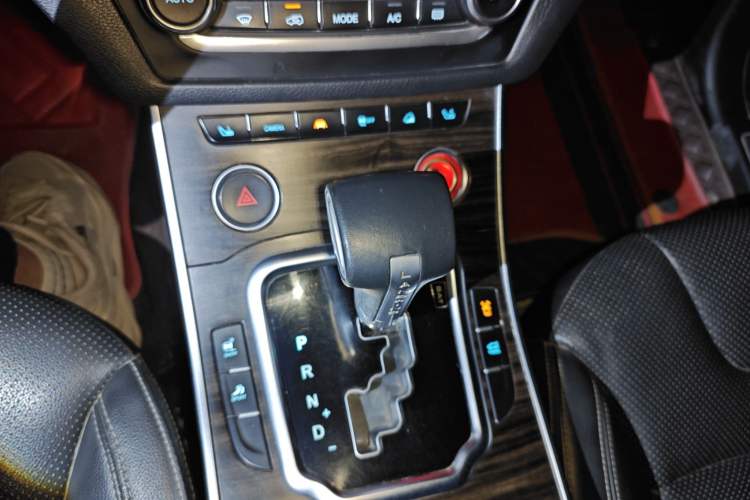 Used Land X7 2016 2.0T Panoramic Prestige Edition Gear Lever