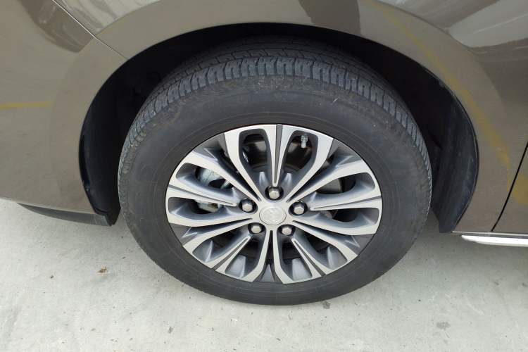 Used Buick GL8 2023 Facelifted Land Cruiser Executive Luxury Version Left Front Wheel Hub