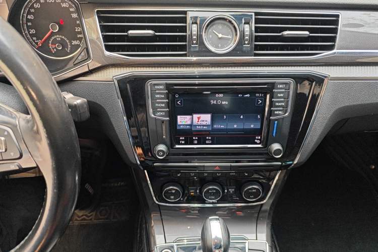 Used Volkswagen Passat 2016 330TSI DSG Prestige Edition Audio And AC Panel