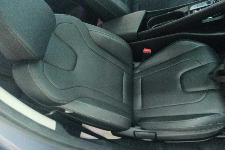 Used Hyundai Elantra 2023 1.5L CVT LUX Prestige Edition Right Front Seat